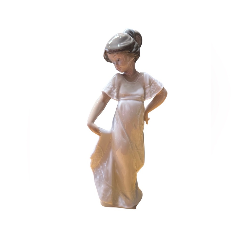 Nao "How Pretty" Figurine